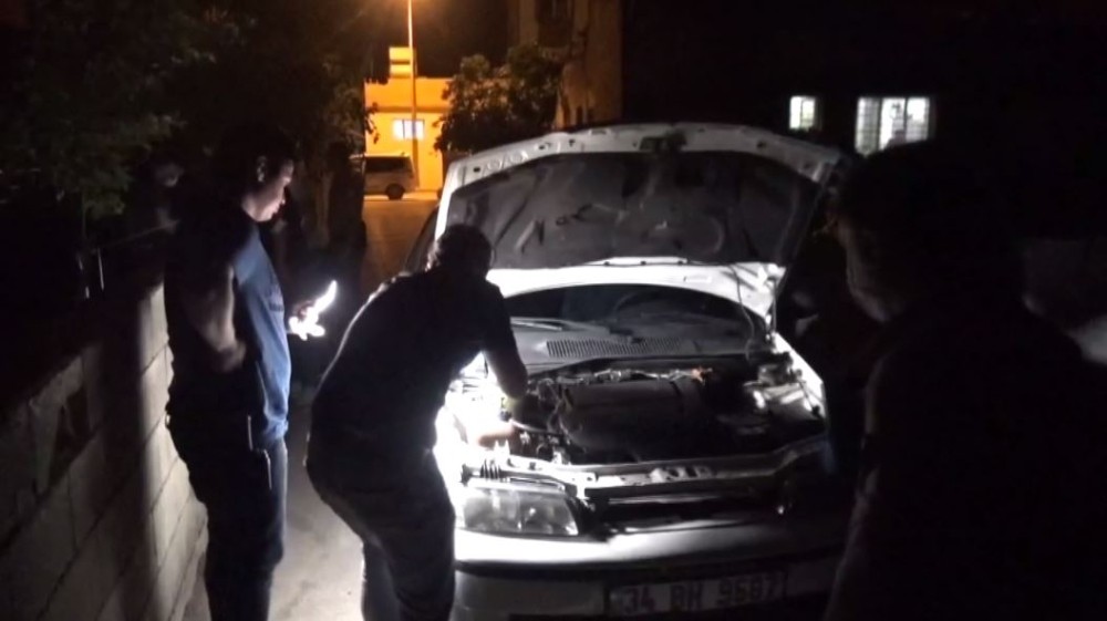 Adıyaman’da Polisten kaçan otomobil elektrik direğine çarptı