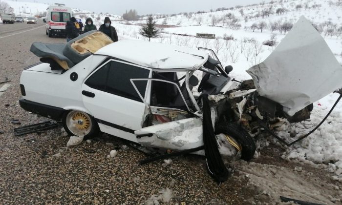 Kamyonet otomobile çarptı