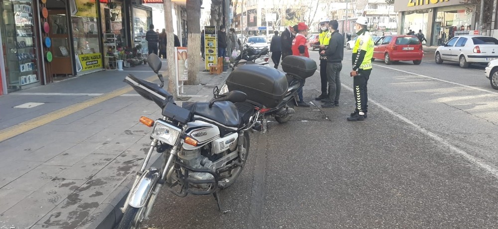 Motosiklet yayalara çarptı: 2 yaralı