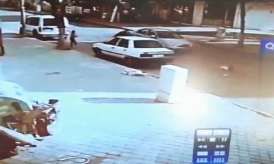 Otomobilin önüne fırlayan çocuk metrelerce sürüklendi