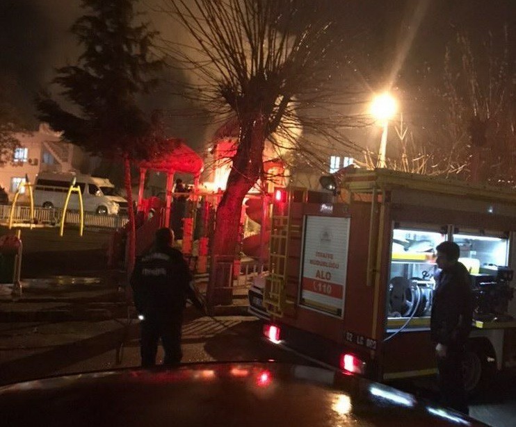 Parkta çıkan yangını itfaiye ekipleri söndürdü