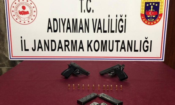 Şüpheli araçlarda tabancalar ele geçirildi