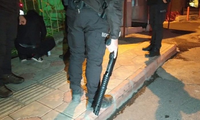Şüpheli şahısların çantasından av tüfeği çıktı