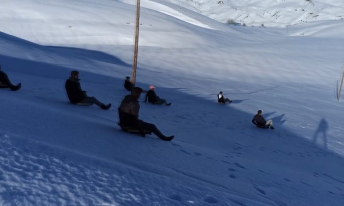 Gençler kendi yaptıkları kızaklarla yüzlerce metre kaydı