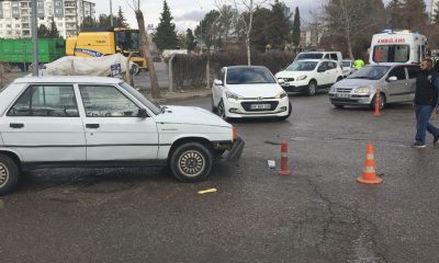 İki otomobilin çarpıştığı kaza güvenlik kamerasında