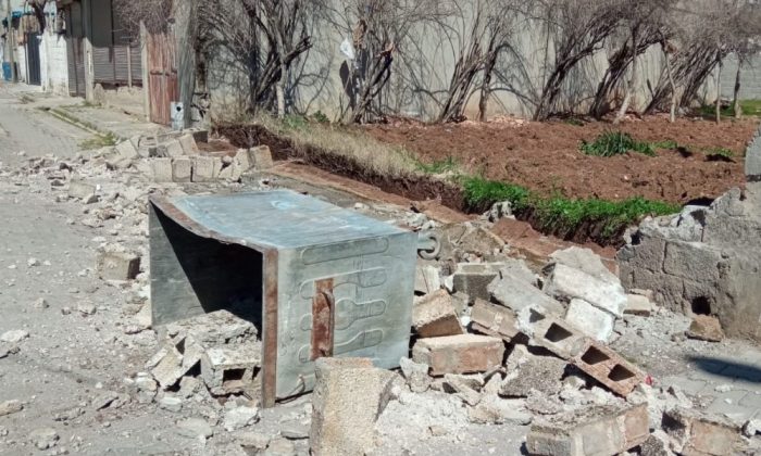 Kahta’da  şiddetli rüzgar duvar yıktı