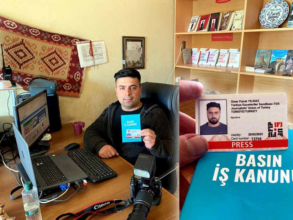Kahta Gazete imtiyaz sahibi Ömer Faruk Yılmaz IFJ Basın kartı sahibi oldu