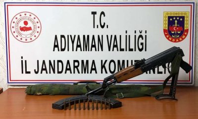 Otomobilin kaputunda kaleşnikof silah ele geçirildi