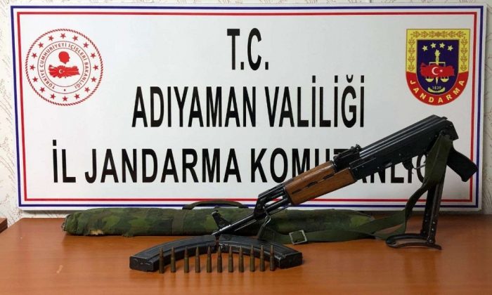 Otomobilin kaputunda kaleşnikof silah ele geçirildi