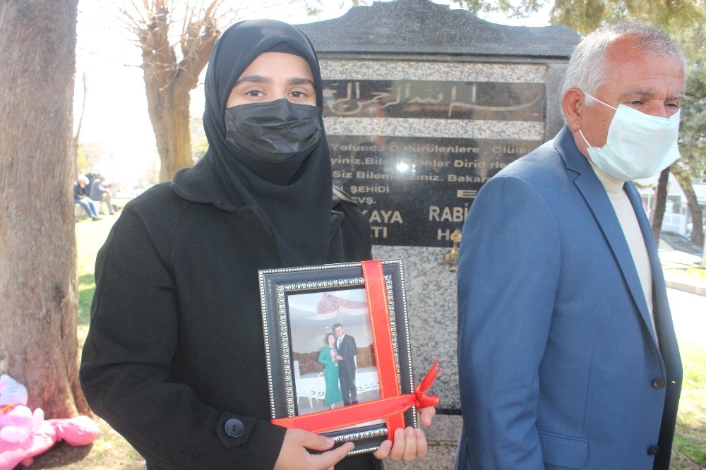 Şehit eşinin adına çeşme yaptıran eşe anlamlı fotoğraf