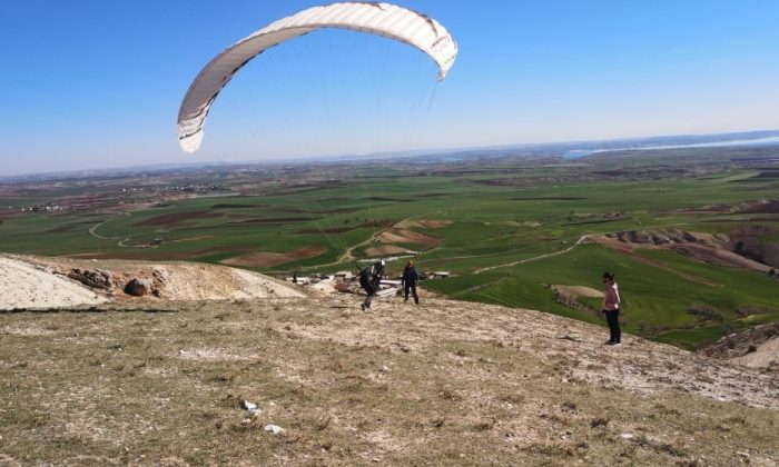 Yamaç paraşütleri Adıyaman semalarında süzüldü