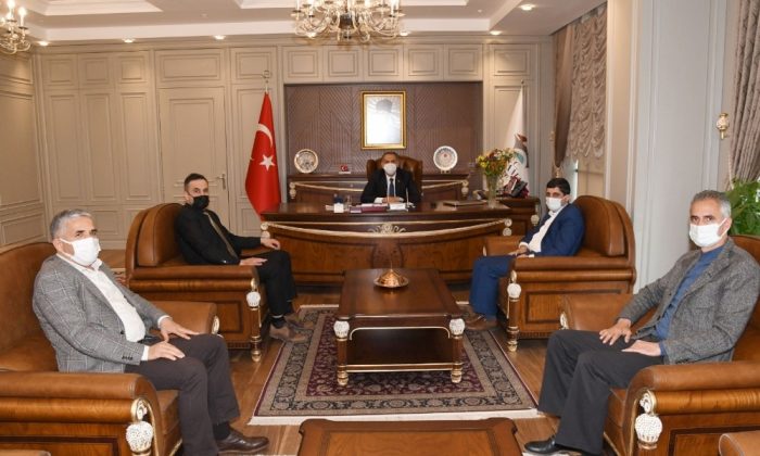 Yerel gazete sahipleri Vali Çuhadar ile bir araya geldi