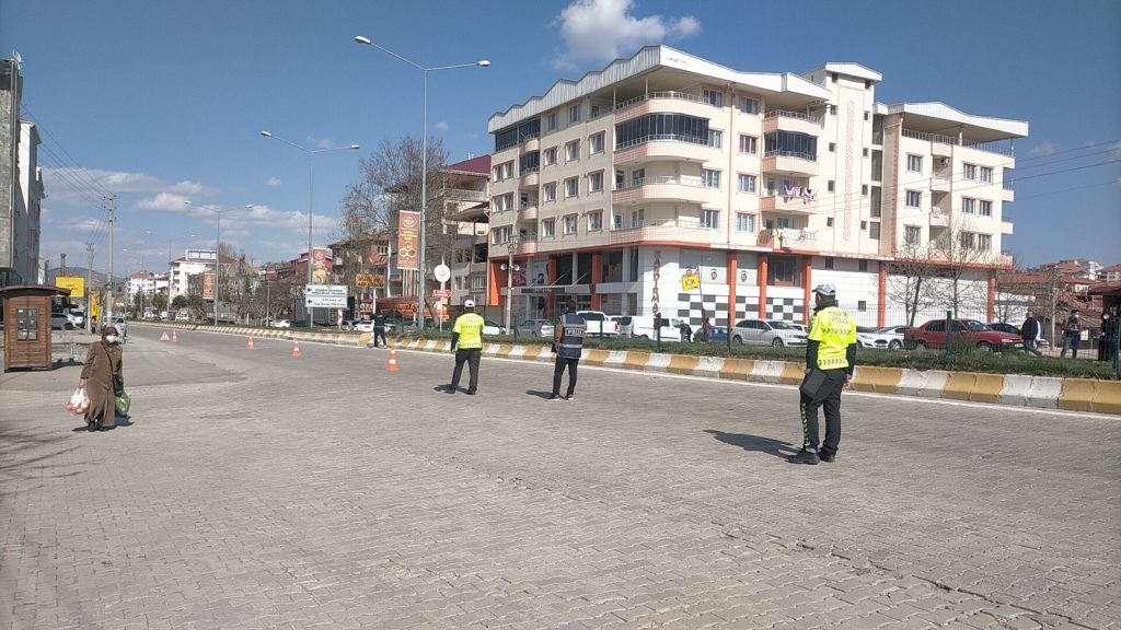 Gölbaşı’nda kısıtlamayı ihlal eden 350 kişiye ceza kesildi