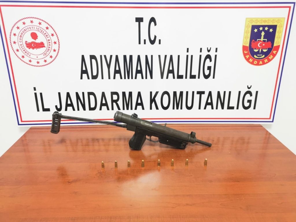 Hafif makineli tüfek ile gezen şahıs yakalandı