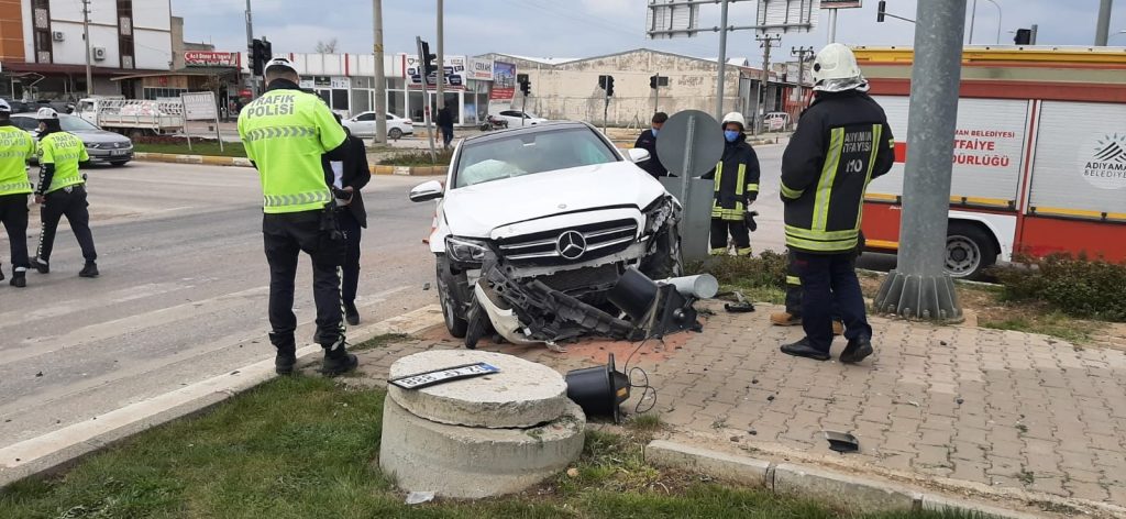 İki otomobil çarpıştı: 2 yaralı