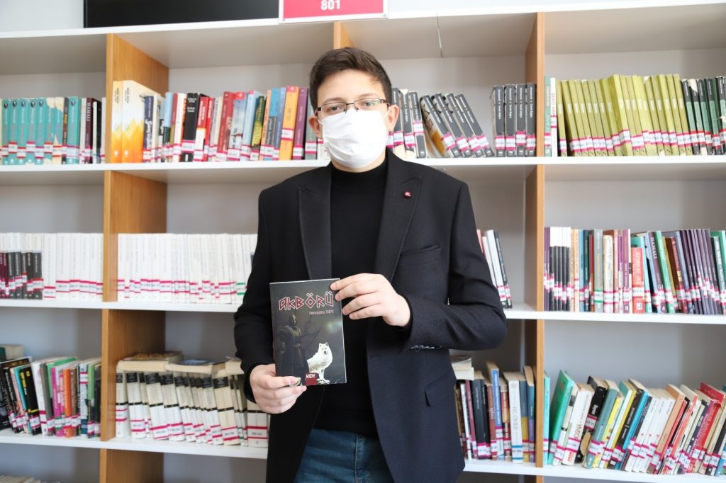 Kahta’da lise öğrencisi kitap yazdı