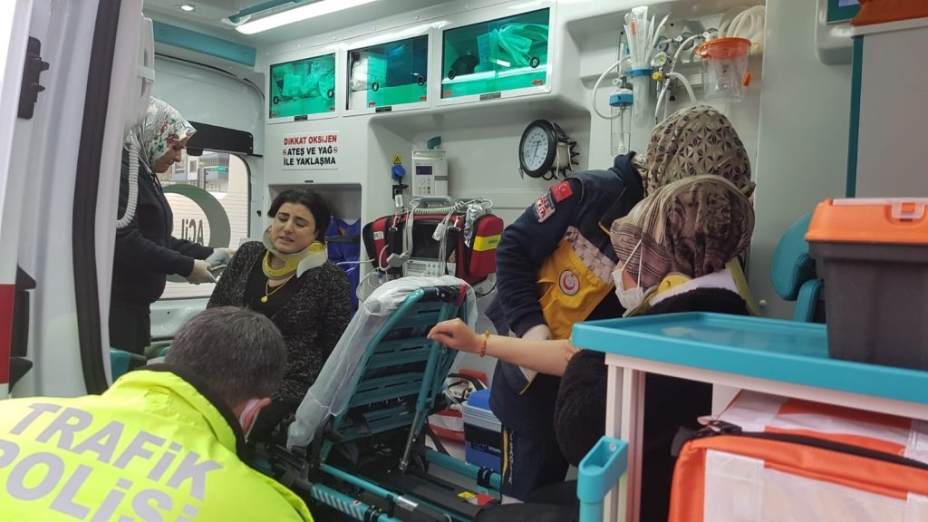Motosiklet yayalara çarptı: 4 yaralı