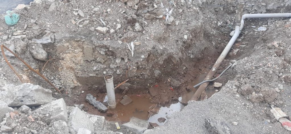 Tıkanan lağım borusuyla mahalleyi kokular sardı