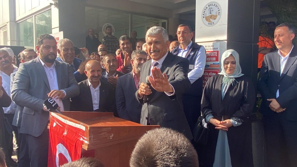 AK Parti’nin Kahta Belediye Başkanı Mehmet Can Hallaç Mazbatasını Aldı, Göreve Başladı