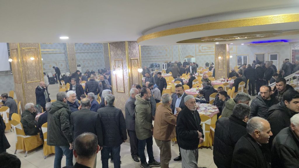 Siyasetçi ve İş Adamı Serhat Erdem’den Kahta’da 1200 Kişilik Dev İftar: Sağanak Yağmura Rağmen Binlerce Kişi Aynı Sofrada Buluştu