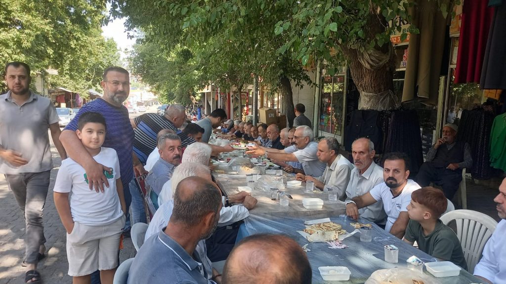 Siyasetçi ve İş İnsanı Serhat Erdem, Kahta Eski Çarşı Esnafıyla Kahvaltıda Buluştu