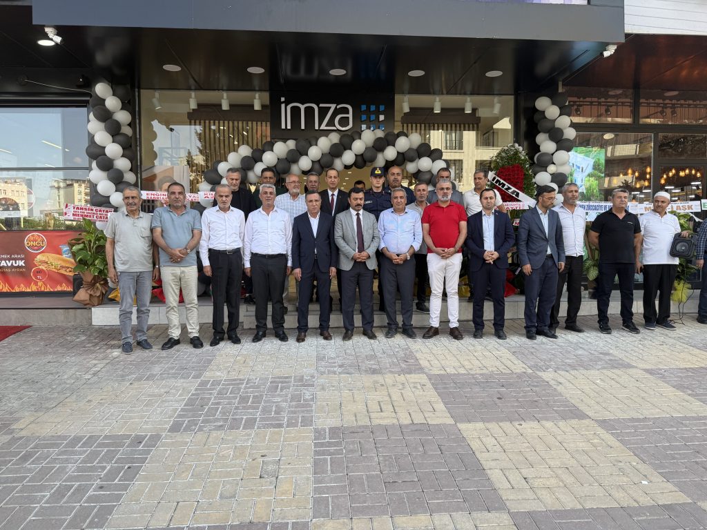 Depremde İş Yeri Ağır Hasar Alan İmza Giyim, Kahta’da Yeni Yerinde Açıldı