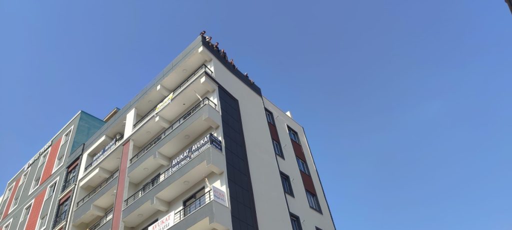 Adıyaman’da ücretlerini alamadıklarını öne süren işçiler çatıya çıktı