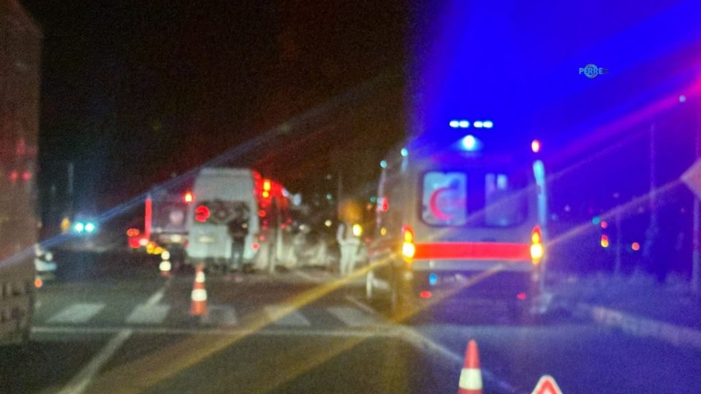 Adıyaman-Şanlıurfa Yol Ayrımında Feci Kaza: 15 Yaralı