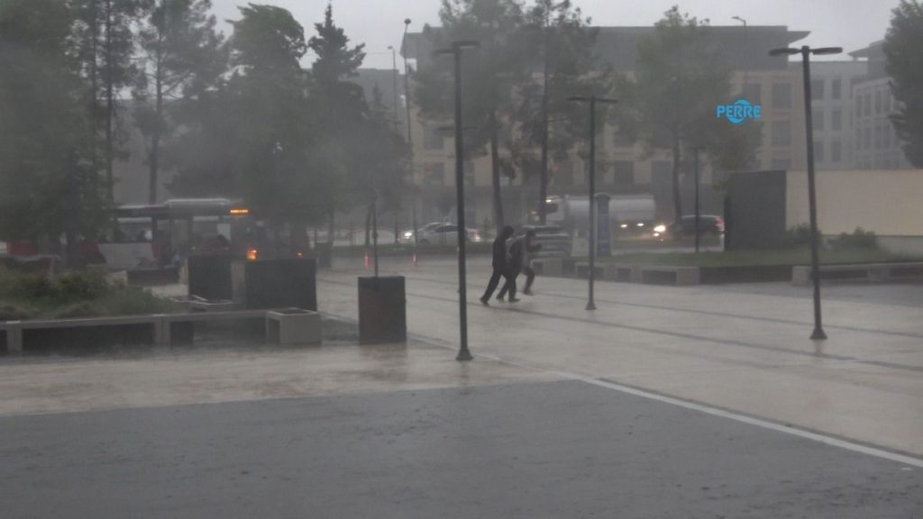 Adıyaman’da gökyüzü boşaldı: Cadde ve sokaklar göle döndü  – Videolu Haber