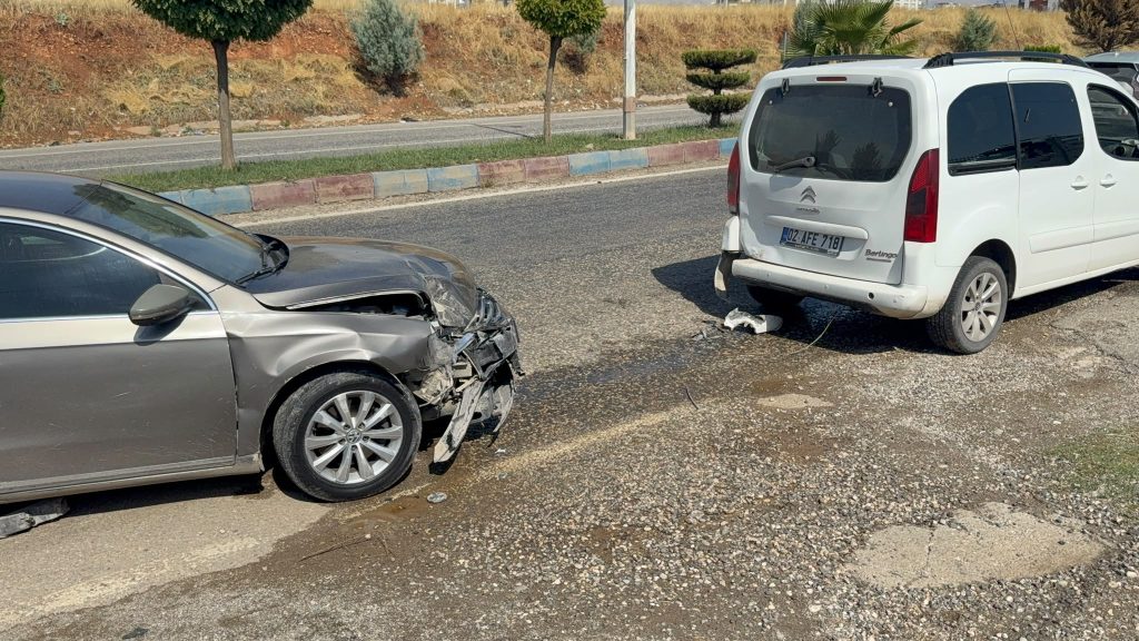 Kahta Girişinde Trafik Kazası: Passat, Berlingo’ya Arkadan Çarptı