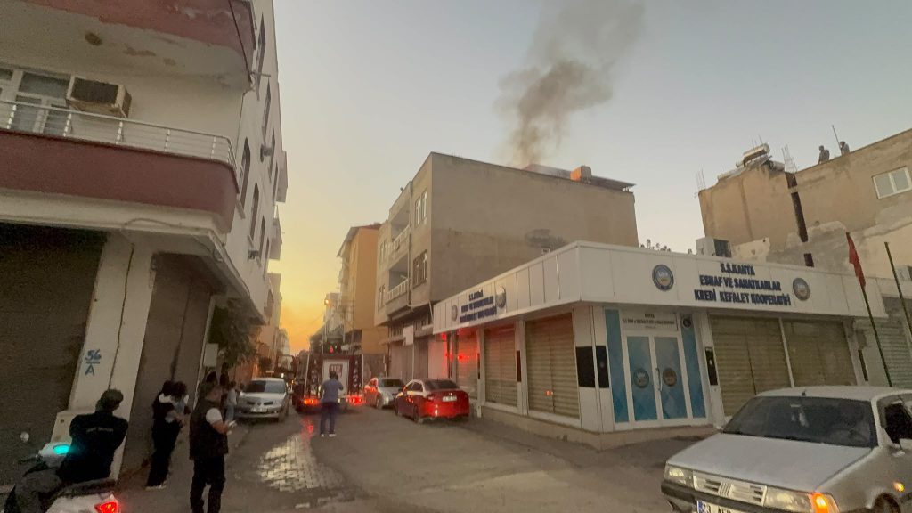 Kahta’da 3 Katlı Evin Çatısında Yangın Paniği