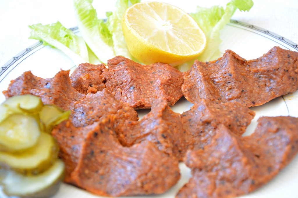 Adıyaman etsiz çiğ köftesi: bulgur, yoğurma ve sofra kültürü